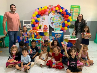 Prefeitura realiza entrega kits às crianças nas escolas da rede municipal de ensino.
