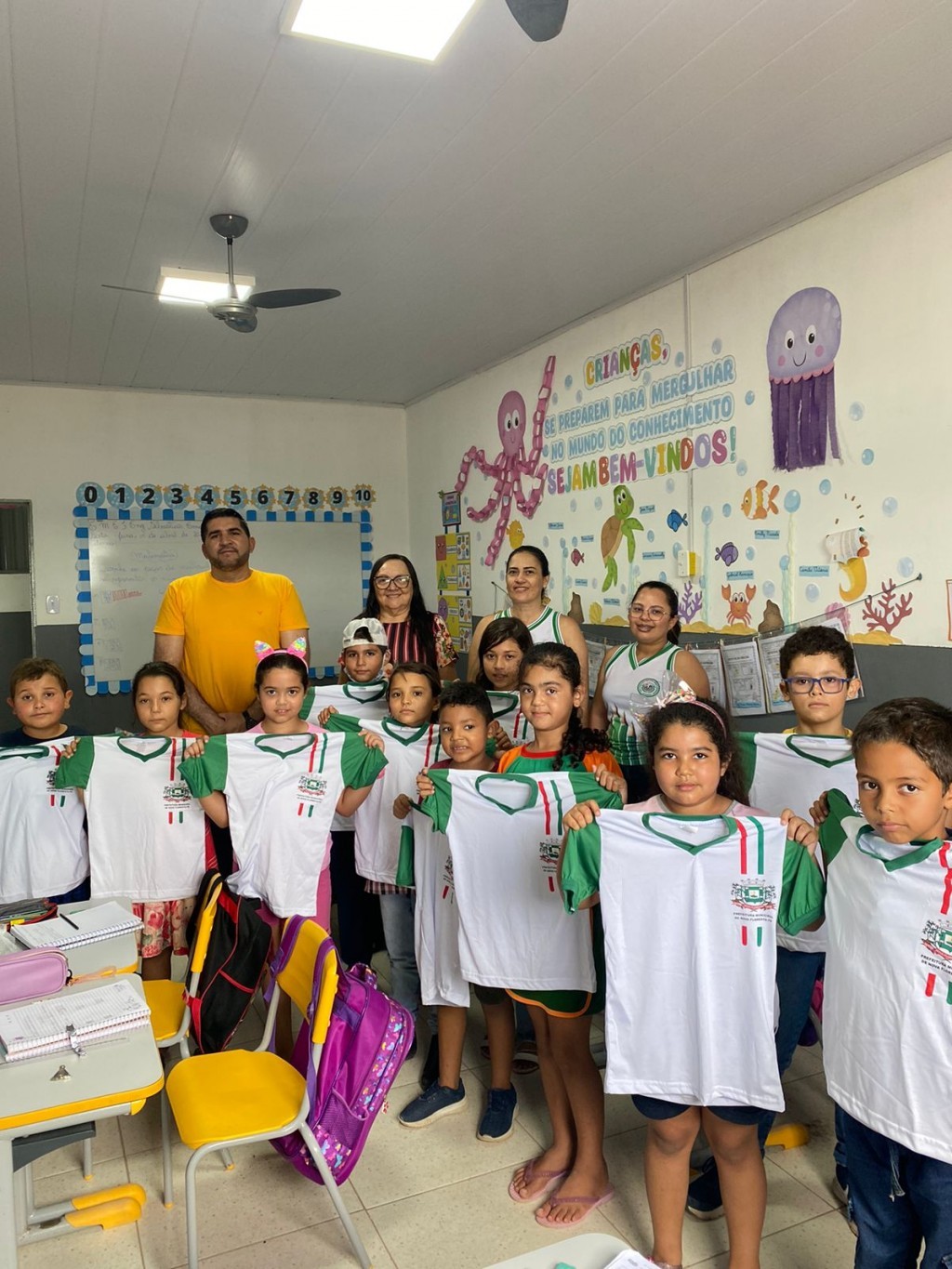 O Prefeito Jarson Santos, em Parceria com a Secretária de Educação Maria Aldenora realizaram a distribuição de Fardamentos para toda Rede Municipal.
