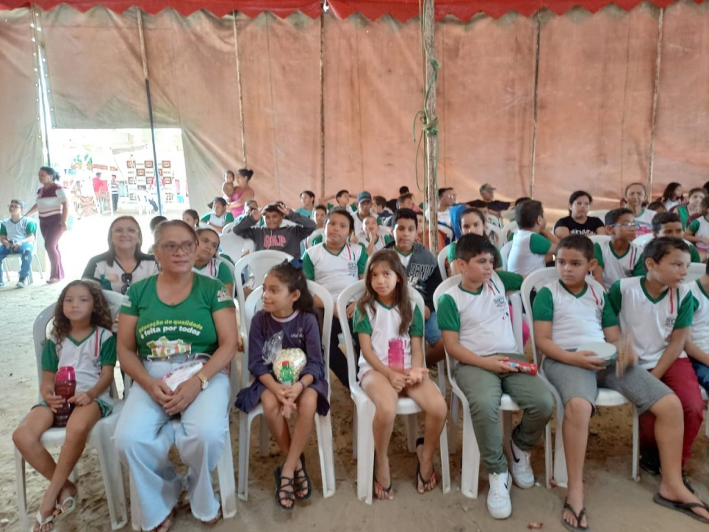 A Prefeitura Municipal de Nova Floresta juntamente com a Secretaria de Educação, promoveram uma manhã circense para os alunos das Escolas Municipais