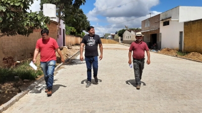 Prefeito Jarson visita obras de pavimentação na rua Menésio Dantas