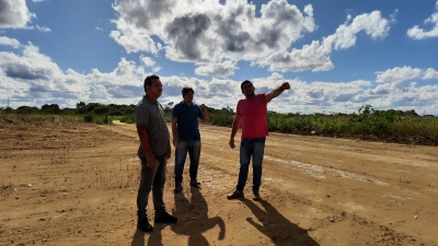 Prefeito Jarson visita terreno anexo para ampliação do Cemitério Público