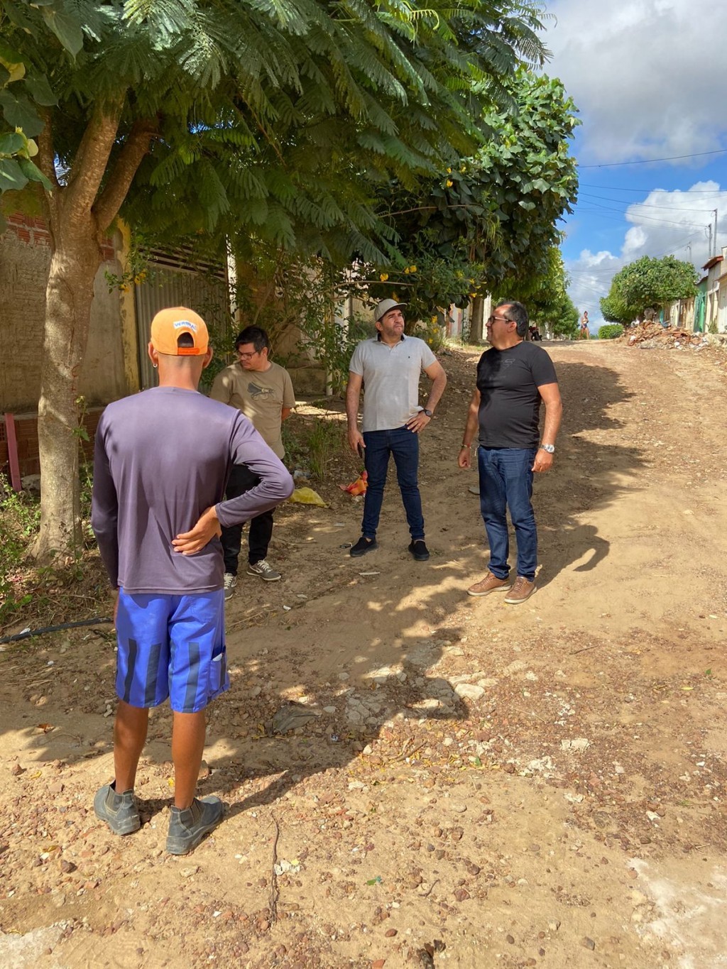 Prefeito Jarson Santos acompanha mais uma obra de pavimentação em paralelepípedo.