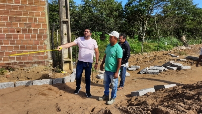 Prefeito Jarson acompanha obras de pavimentação de trecho da rua João Nilo Dantas