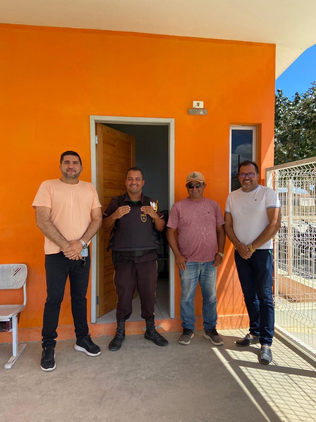 Prefeito Jarson acompanha finalização em pavimentação q da acesso a Escola José Rolderick.
