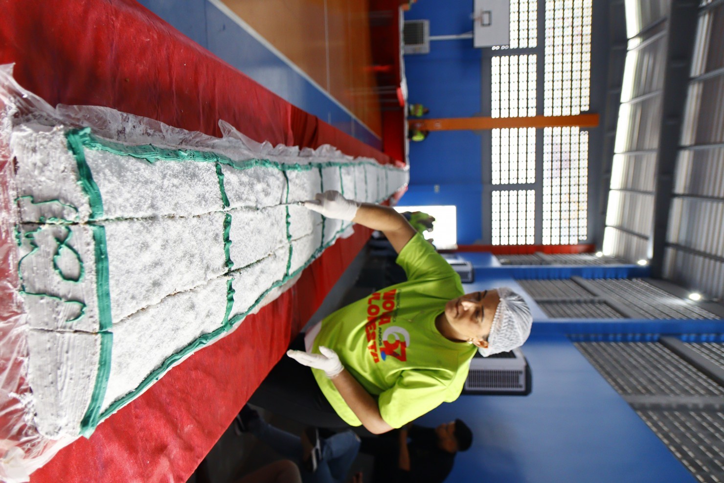 Nova Floresta celebra 67 anos com alvorada festiva e corte do tradicional bolo gigante