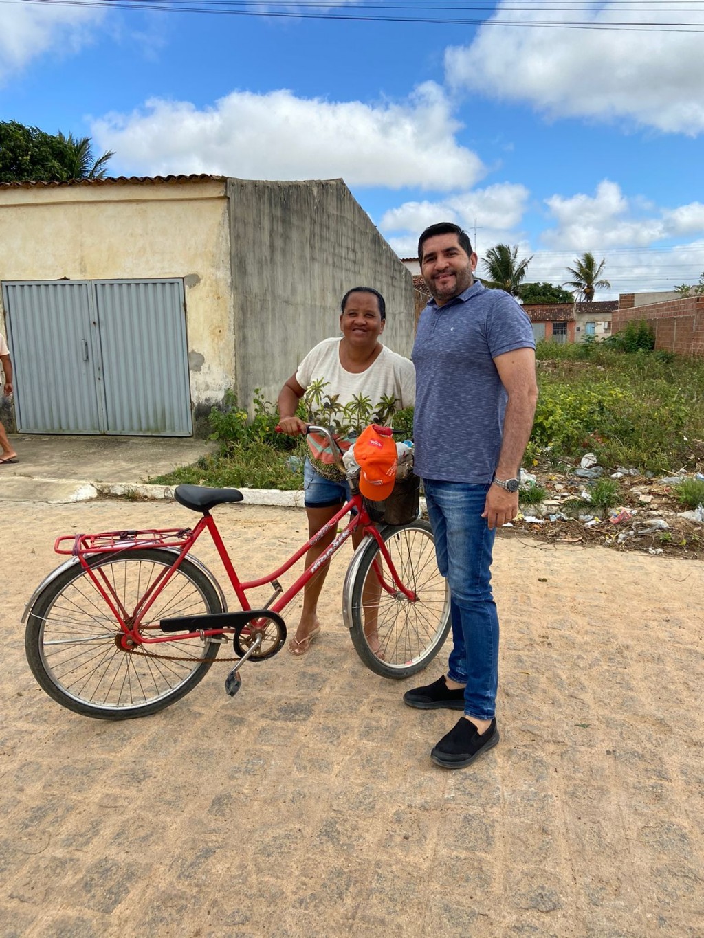 Prefeito Jarson Santos acompanha terraplanagem para pavimentação no conjunto mãe lolo.