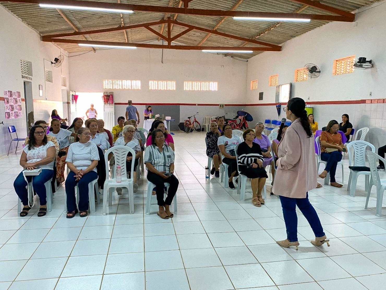 CRAS de Nova Floresta promove encontro do Agosto Lilás com palestra e serviços de saúde