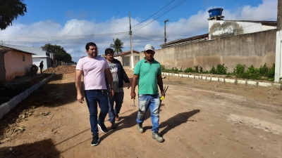 Prefeito Jarson acompanha obras de pavimentação de trecho da rua João Nilo Dantas