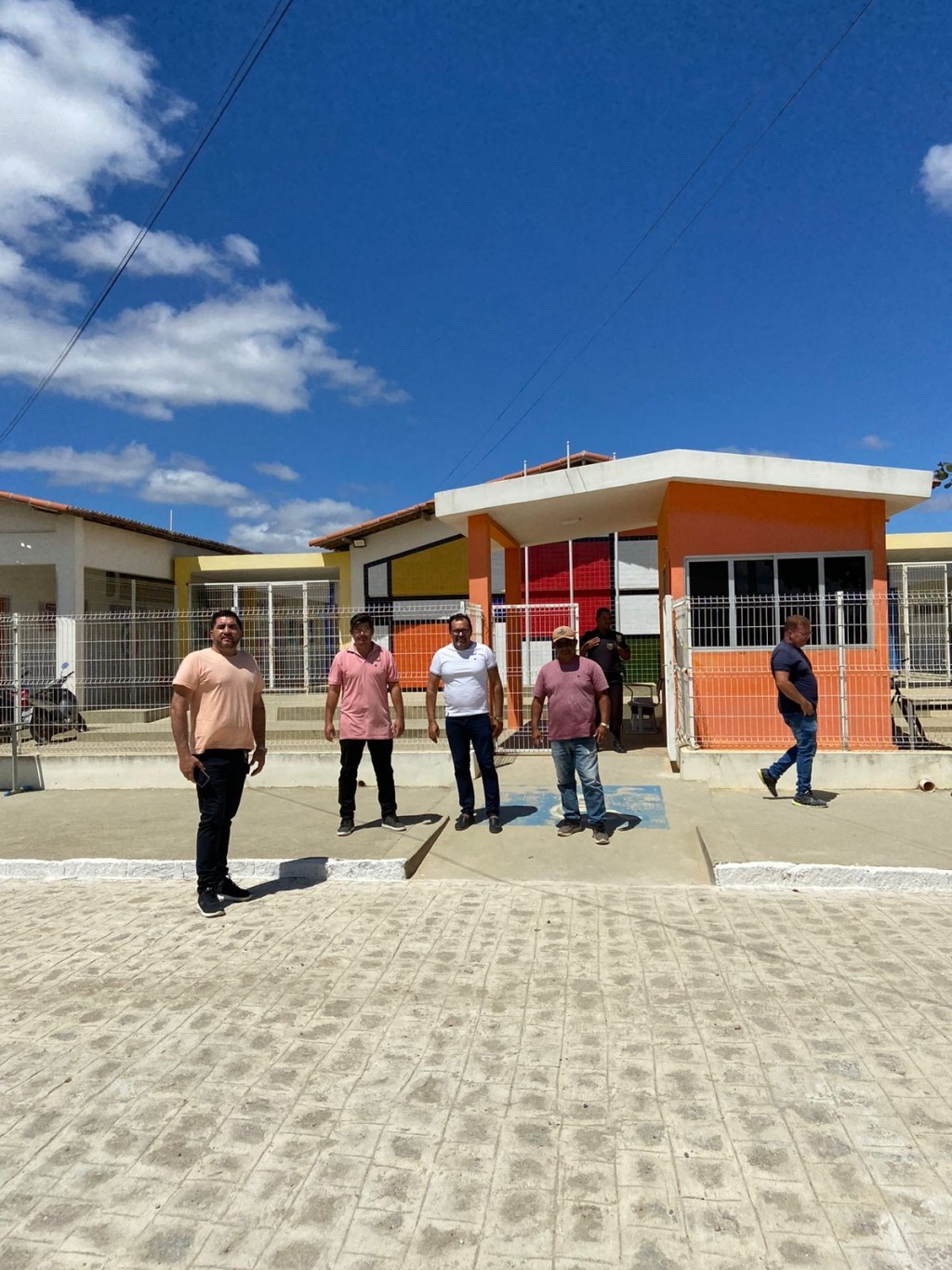 Prefeito Jarson acompanha finalização em pavimentação q da acesso a Escola José Rolderick.