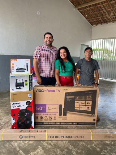 Prefeito Jarson Santos realiza entrega de equipamentos para os auditórios das Escola Municipais
