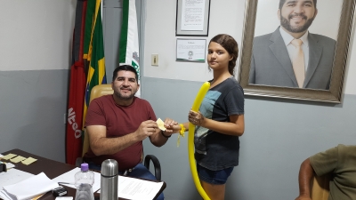 Usuários do SCFV visitam e decoram praça na campanha do Setembro Amarelo