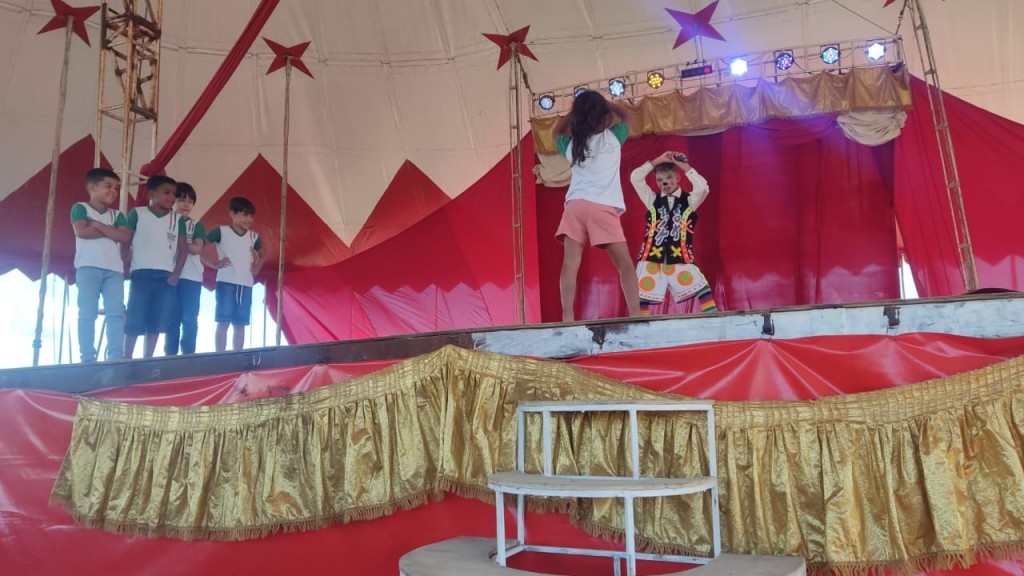 A Prefeitura Municipal de Nova Floresta juntamente com a Secretaria de Educação, promoveram uma manhã circense para os alunos das Escolas Municipais