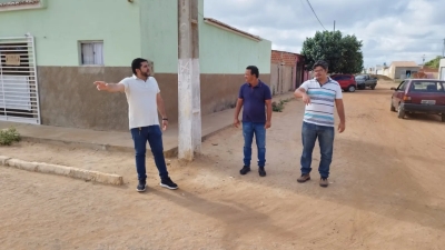 Prefeito Jarson acompanha obras de pavimentação da rua Antônio Maximino
