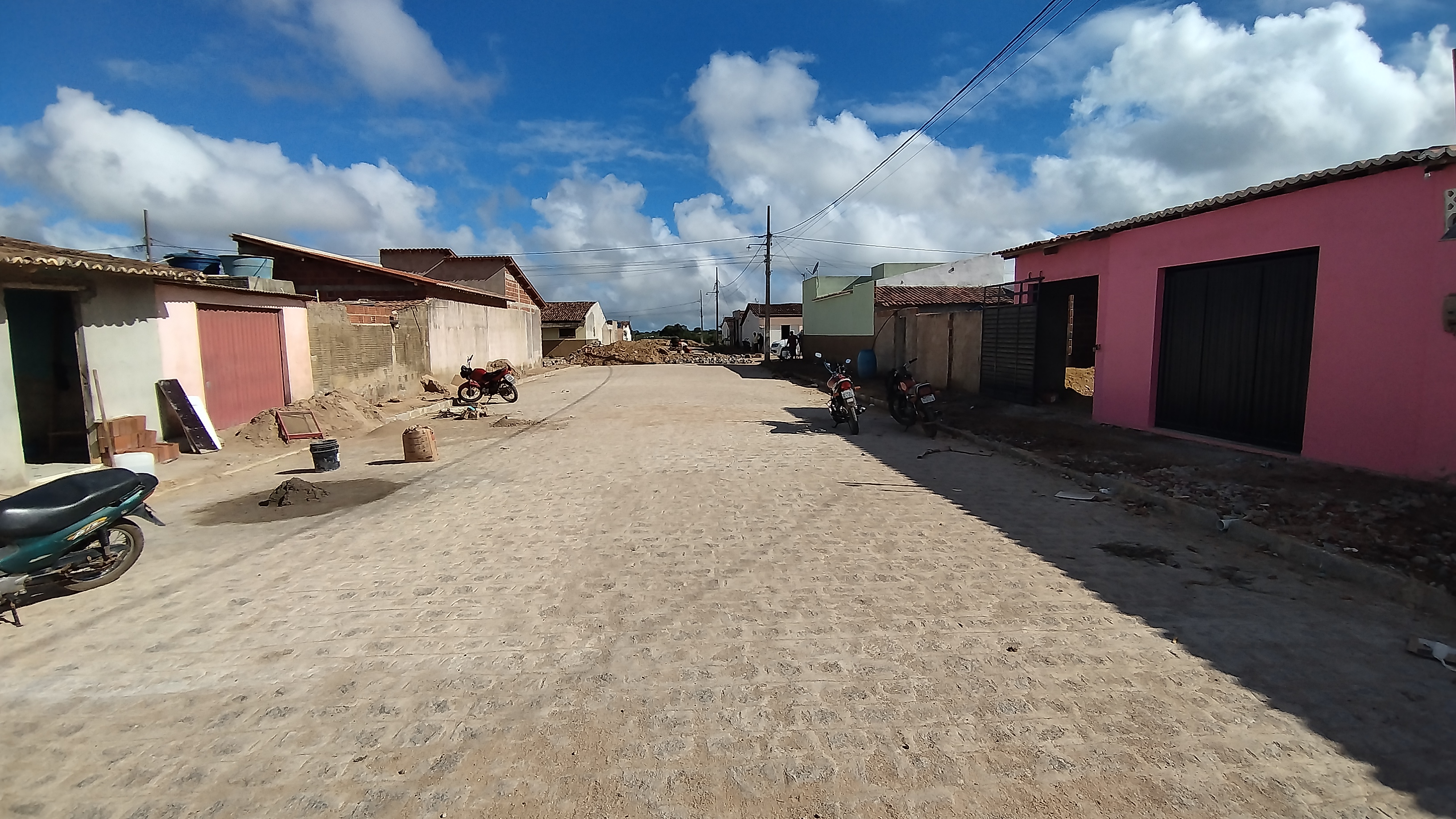 Prefeito Jarson acompanha obras de pavimentação da rua Antônio Maximínio