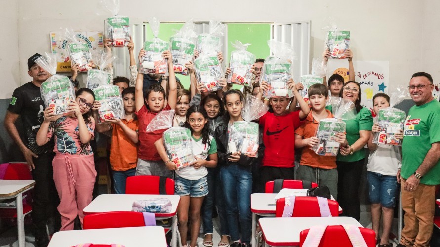 Prefeito Iran Santos e secretário de Educação entregam materiais escolares para estudantes da rede municipal