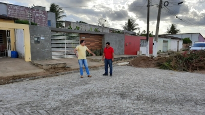 Prefeito Jarson acompanha obras de pavimentação de trechos de ruas no bairro Maria Faustino