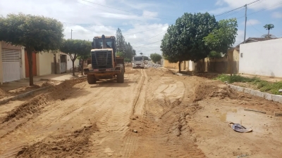 Prefeito Jarson visita obras de pavimentação de ruas no bairro Pau Brasil