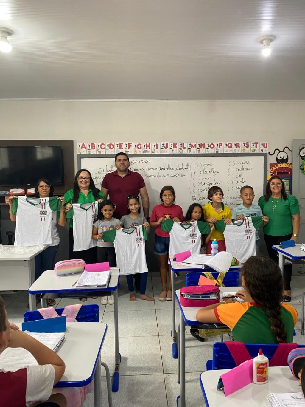 O Prefeito Jarson Santos, em Parceria com a Secretária de Educação Maria Aldenora realizaram a distribuição de Fardamentos para toda Rede Municipal.