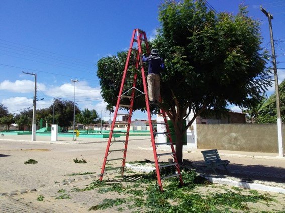 Limpeza e manutenção dos espaços públicos.