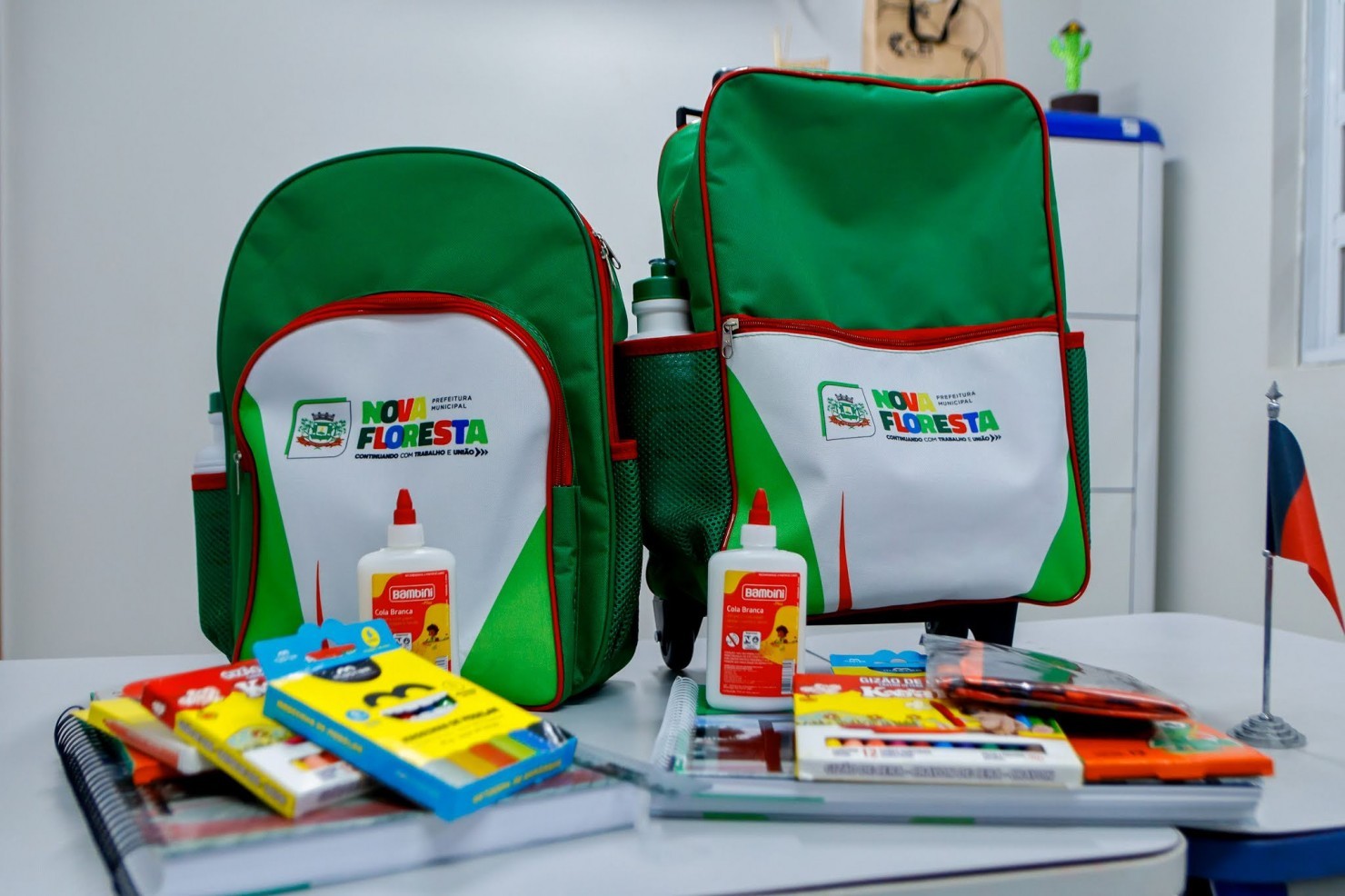 Prefeitura de Nova Floresta inicia distribuição de mais de 1.600 kits escolares para alunos da rede municipal