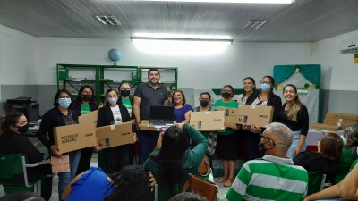 Prefeitura de Nova Floresta entrega notebooks para professores da Rede Municipal de Ensino