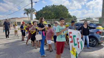 Usuários do SCFV visitam e decoram praça na campanha do Setembro Amarelo