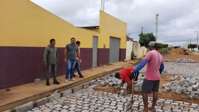 Prefeito Jarson visita e realiza medições em obras de pavimentação de ruas