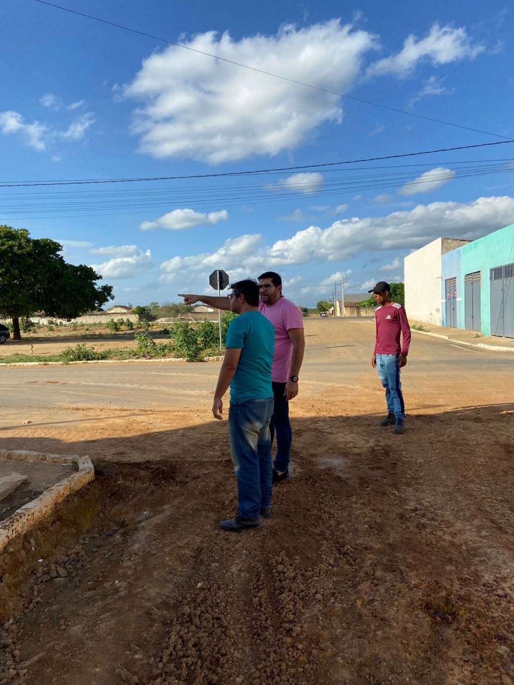Prefeito Jarson Santos acompanha mais uma obra de terraplanagem para pavimentação em paralelepípedo.