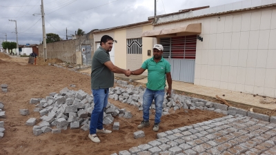 Prefeito Jarson visita e realiza medições em obras de pavimentação de ruas