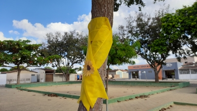 Usuários do SCFV visitam e decoram praça na campanha do Setembro Amarelo