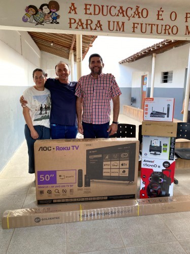 Prefeito Jarson Santos realiza entrega de equipamentos para os auditórios das Escola Municipais