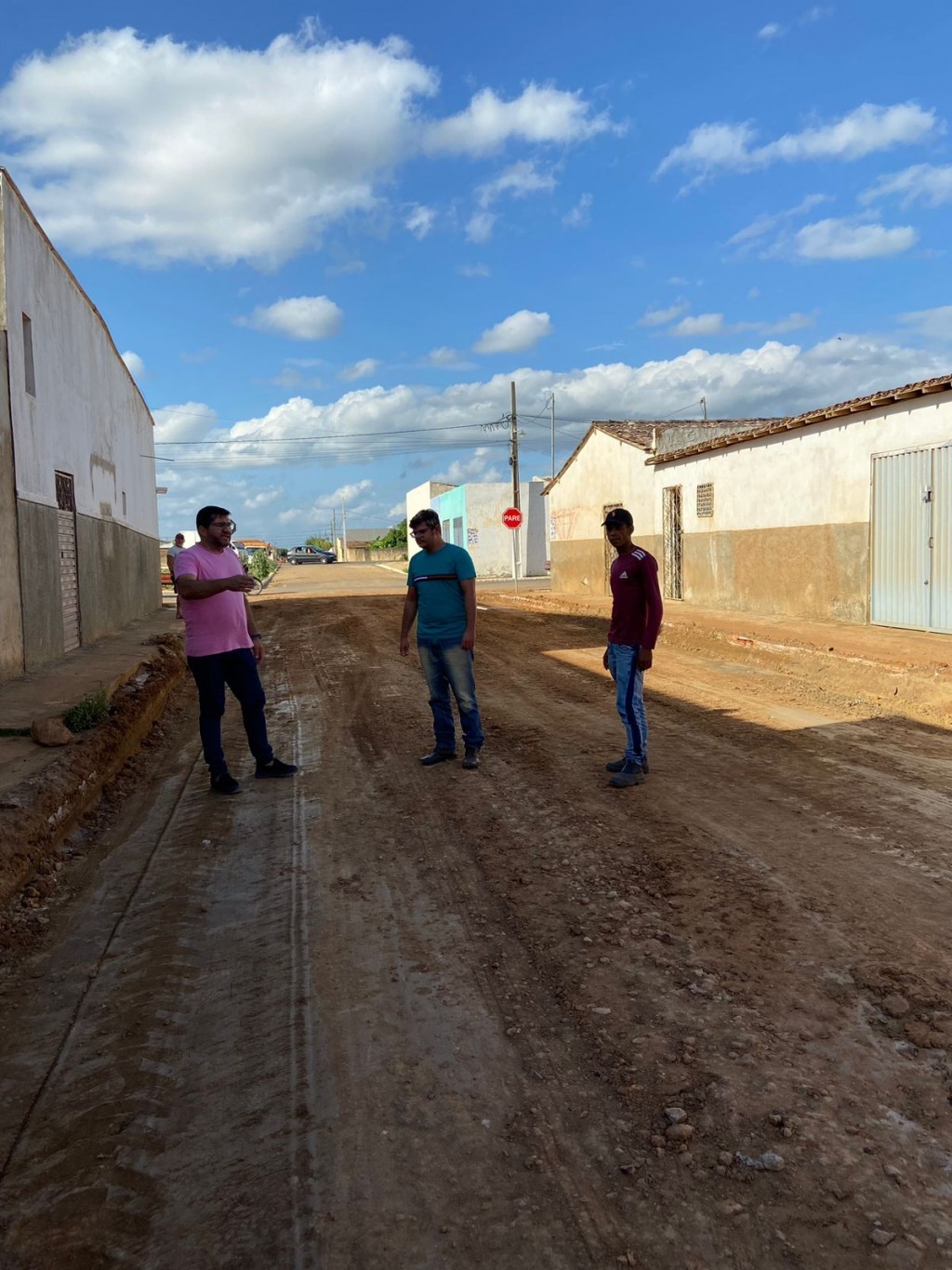 Prefeito Jarson Santos acompanha mais uma obra de terraplanagem para pavimentação em paralelepípedo.