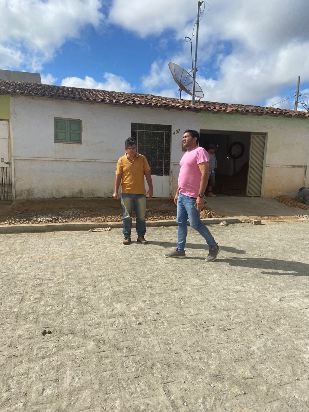 Prefeito Jarson Santos vistoria conclusão de mais uma obra de pavimentação em paralelepípedo.