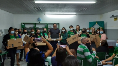 Prefeitura de Nova Floresta entrega notebooks para professores da Rede Municipal de Ensino