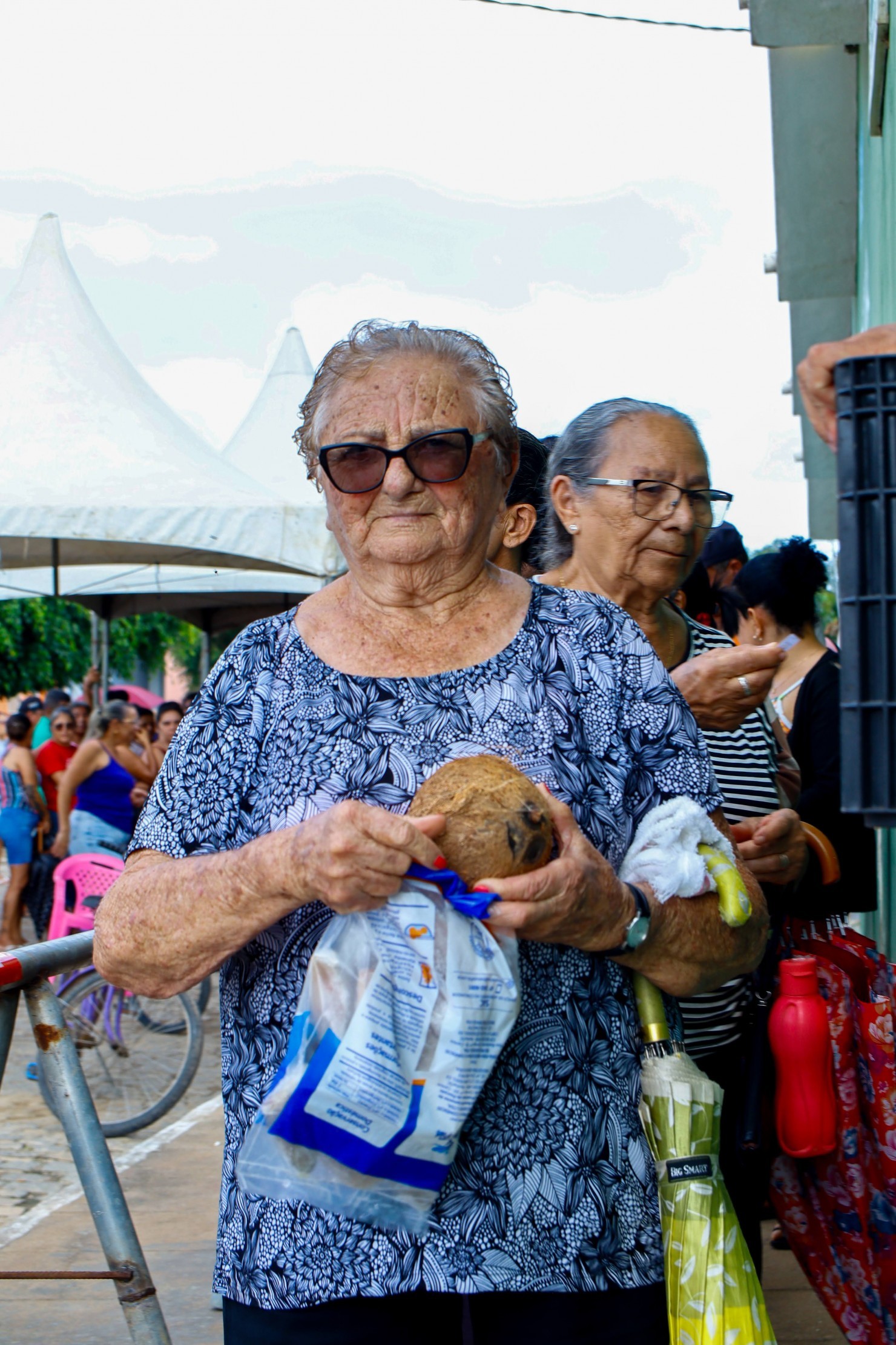 Prefeitura de Nova Floresta realiza entrega de peixe e coco da Semana Santa para a população