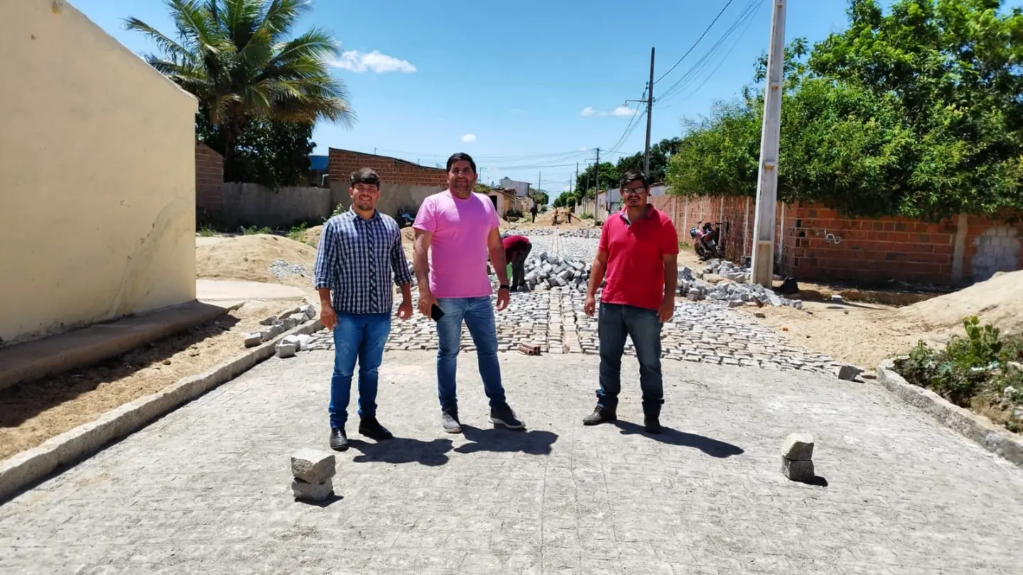 Prefeito Jarson visita obras de pavimentação da rua Paulo Batista