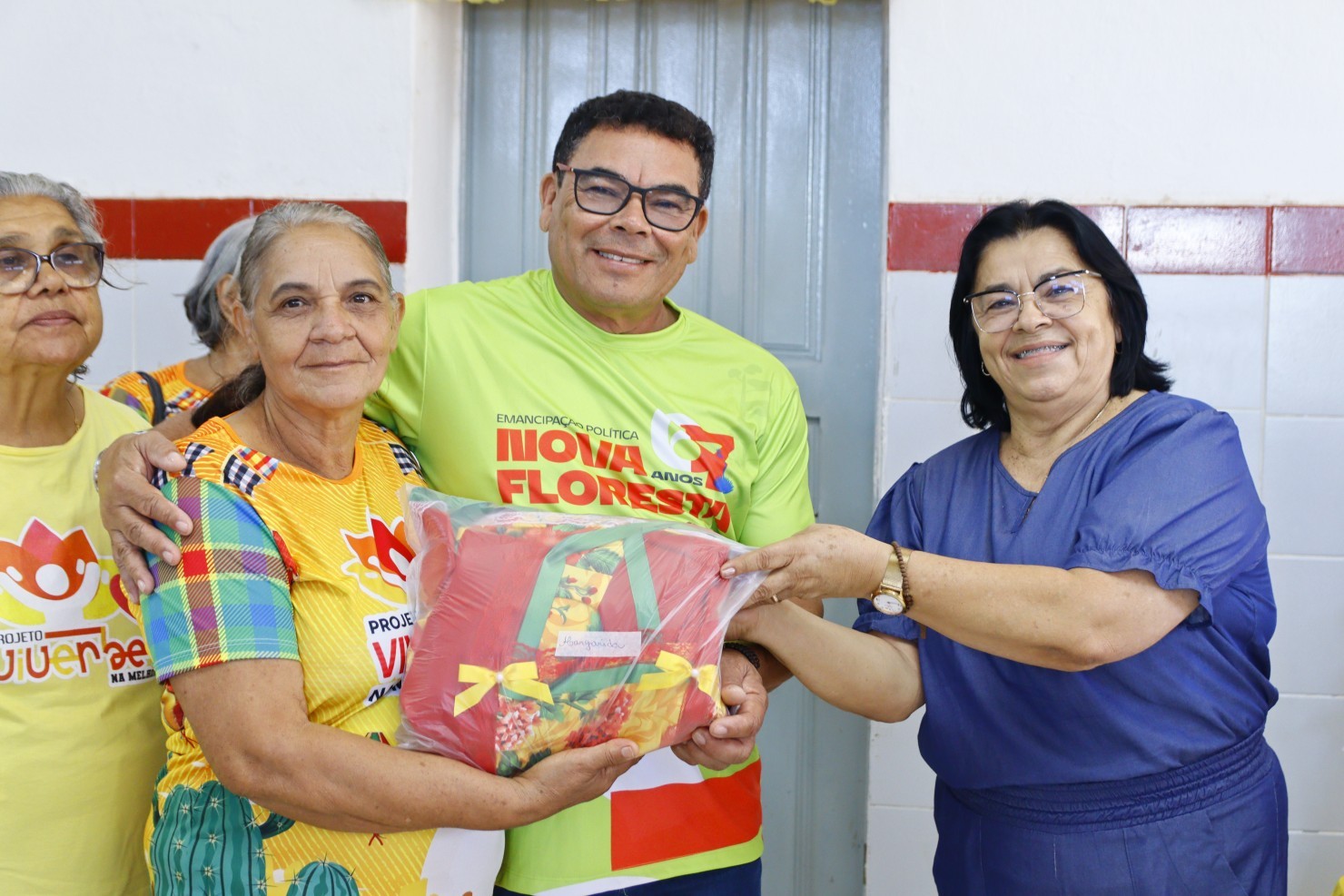 Idosas do CRAS recebem figurinos para apresentações juninas da programação de emancipação política