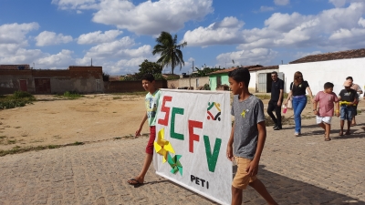 Usuários do SCFV visitam e decoram praça na campanha do Setembro Amarelo