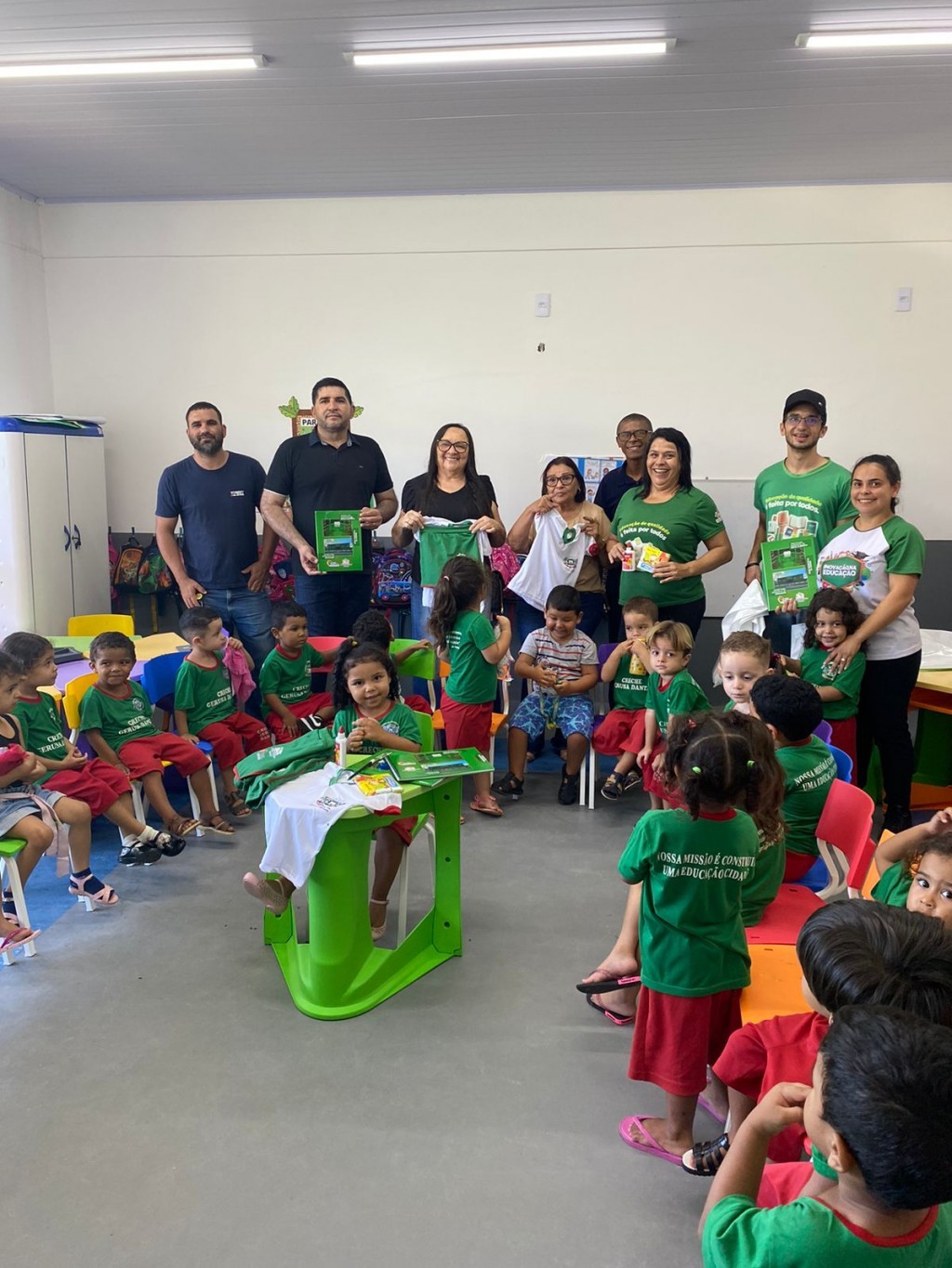 O Prefeito Jarson Santos, em Parceria com a Secretária de Educação Maria Aldenora realizaram a distribuição de Fardamentos para toda Rede Municipal.