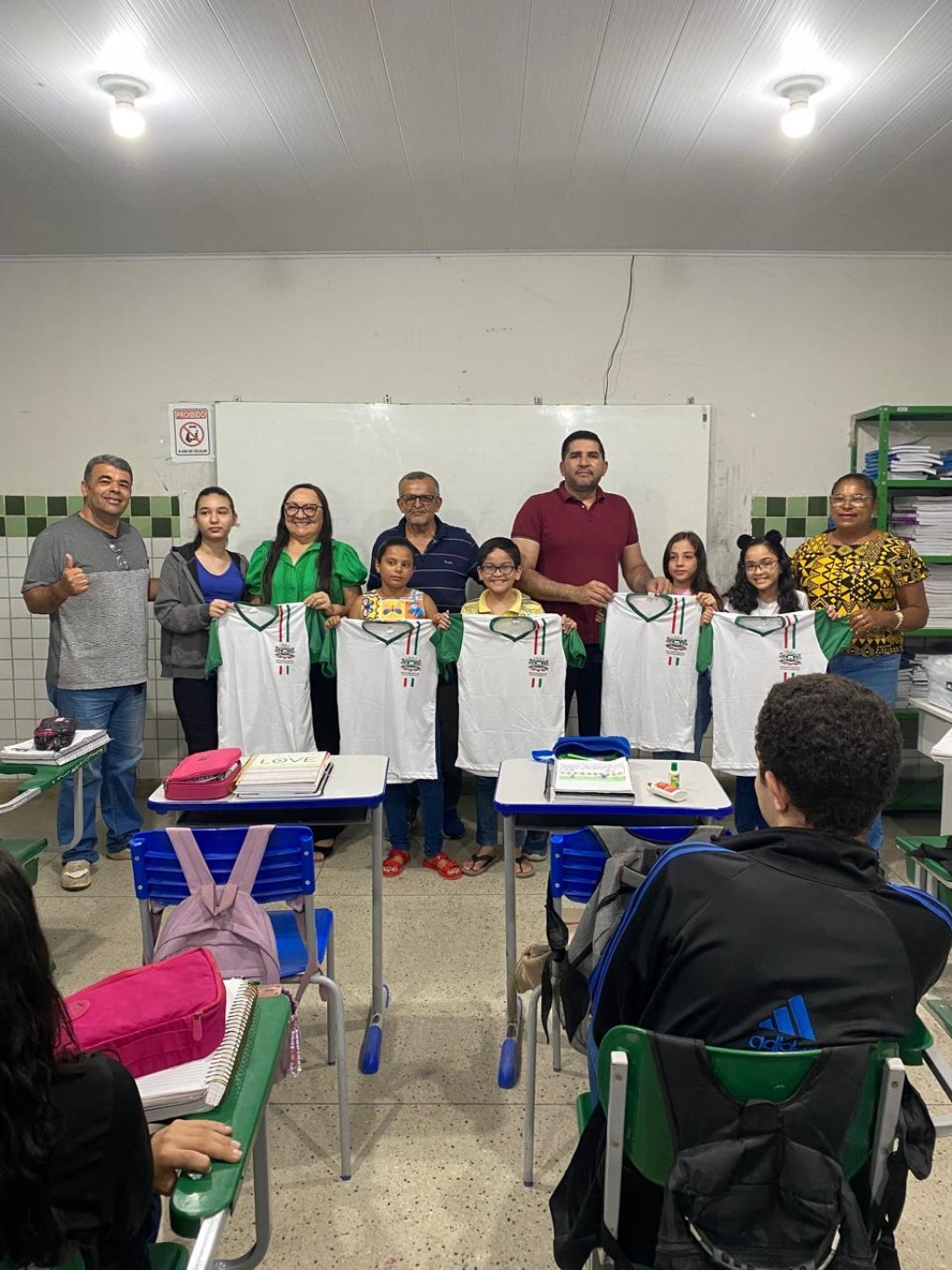 O Prefeito Jarson Santos, em Parceria com a Secretária de Educação Maria Aldenora realizaram a distribuição de Fardamentos para toda Rede Municipal.