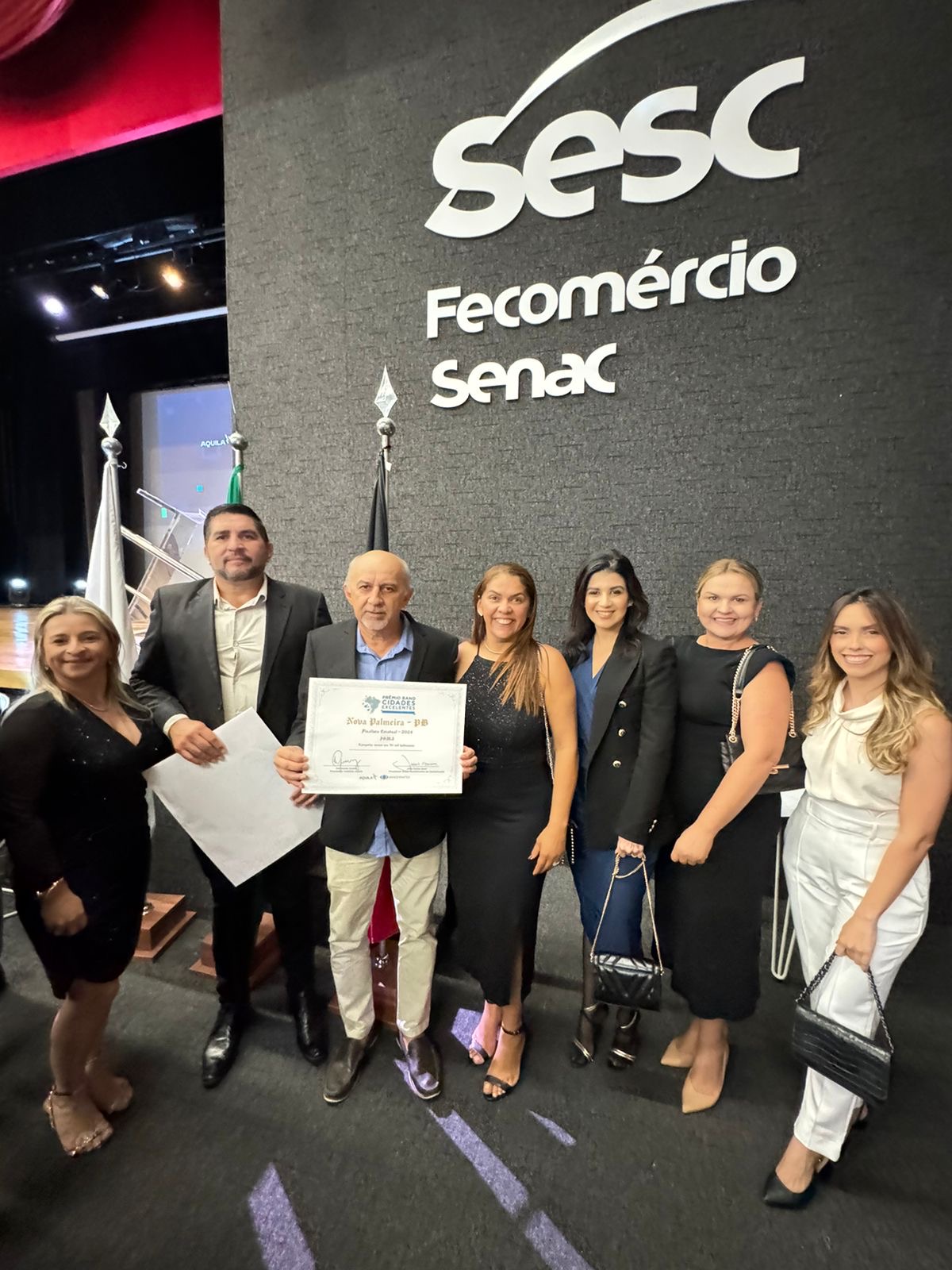 O prefeito Jarson Santos recebe premiação do Band Cidades Excelentes