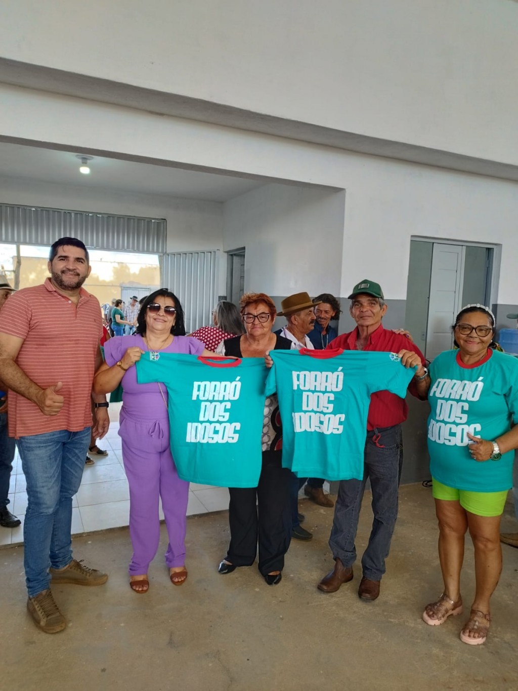 Prefeitura de Nova Floresta realiza Forró dos Idosos especial de Dia dos Pais e entrega fardamentos