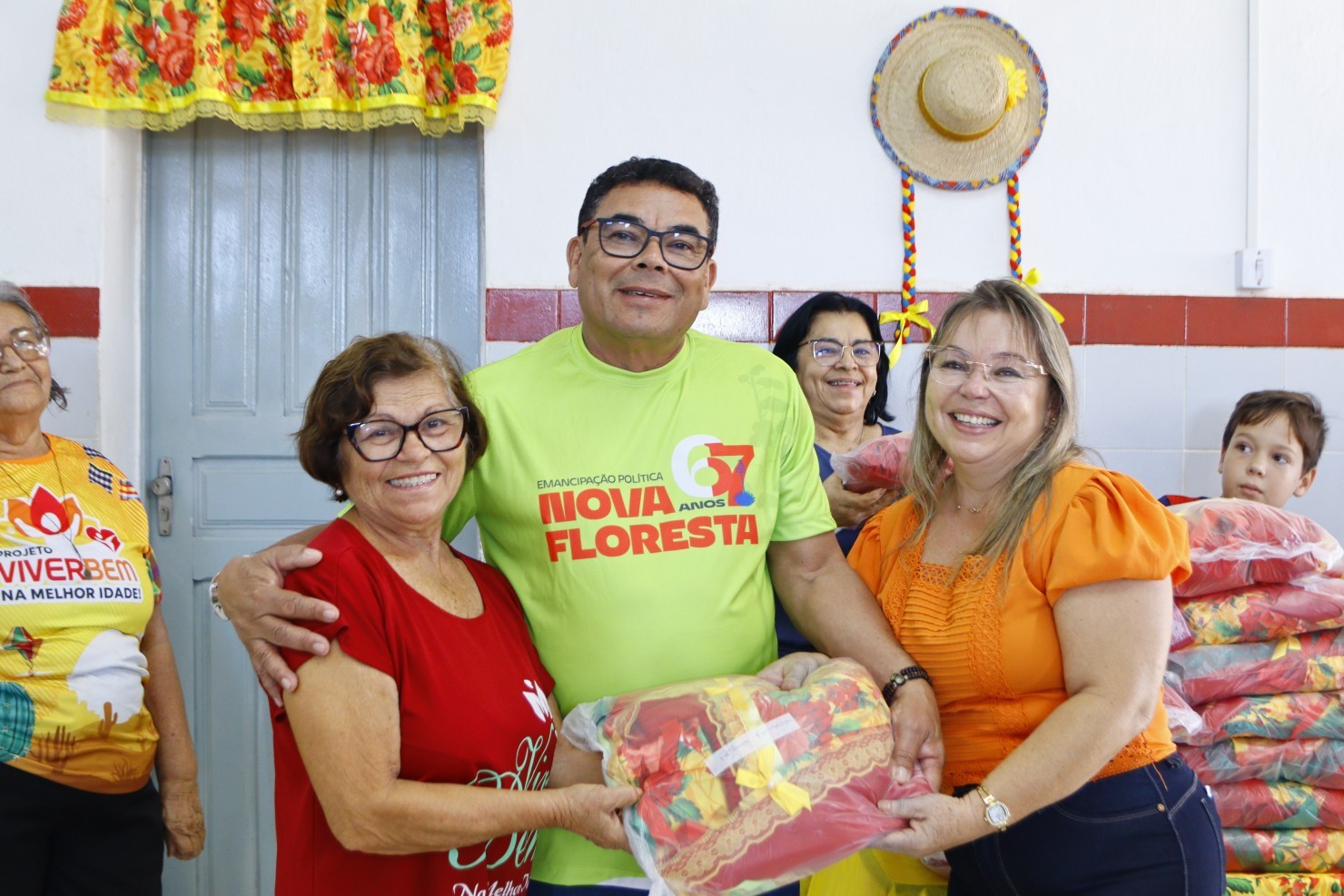 Idosas do CRAS recebem figurinos para apresentações juninas da programação de emancipação política