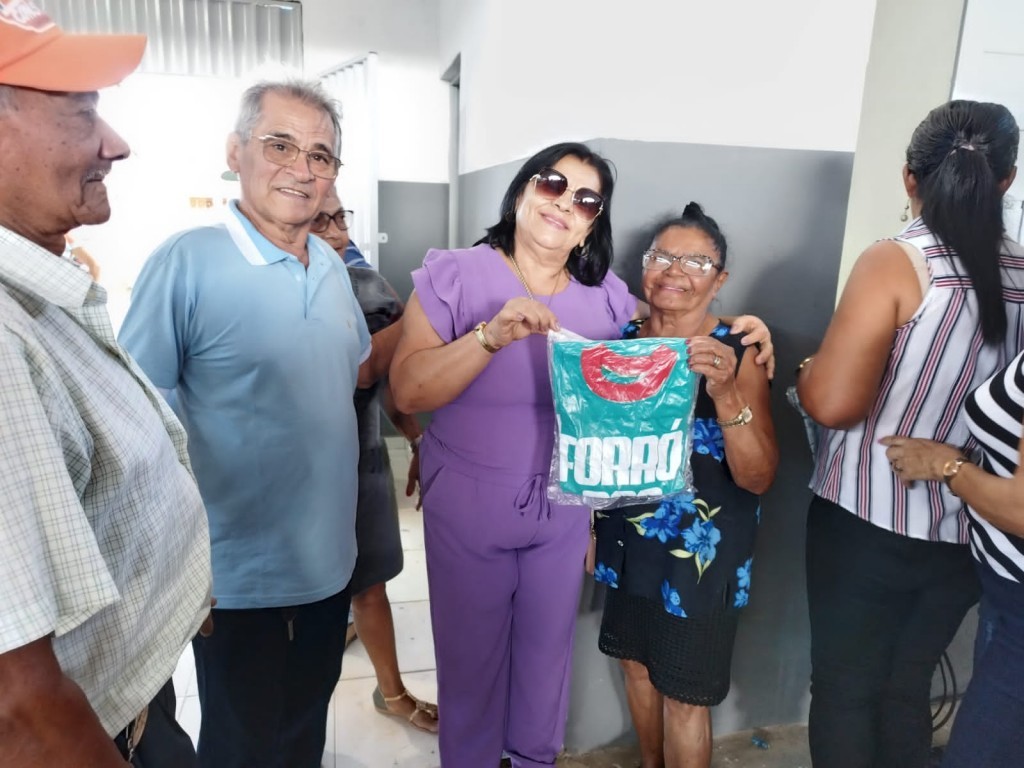 Prefeitura de Nova Floresta realiza Forró dos Idosos especial de Dia dos Pais e entrega fardamentos