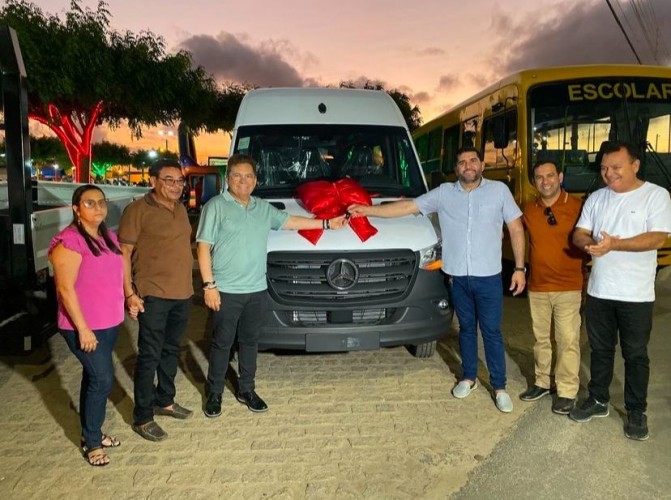 Inaugurações de auditórios nas Escolas Municipais e Entrega de Veículos