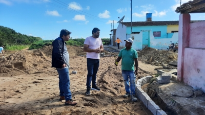 Prefeito Jarson acompanha obras de pavimentação de trecho da rua João Nilo Dantas