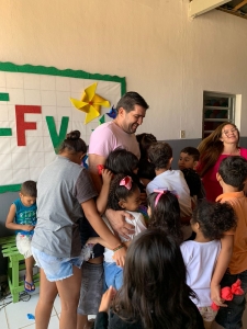 Prefeitura realiza entrega kits às crianças nas escolas da rede municipal de ensino.