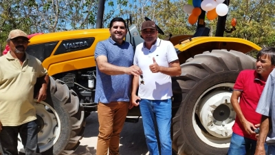 Prefeito Jarson realiza entrega de trator agrícola para comunidade rural