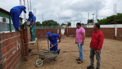 Prefeito Jarson acompanha obras de construção de Auditório anexo à Escola Delane Santos