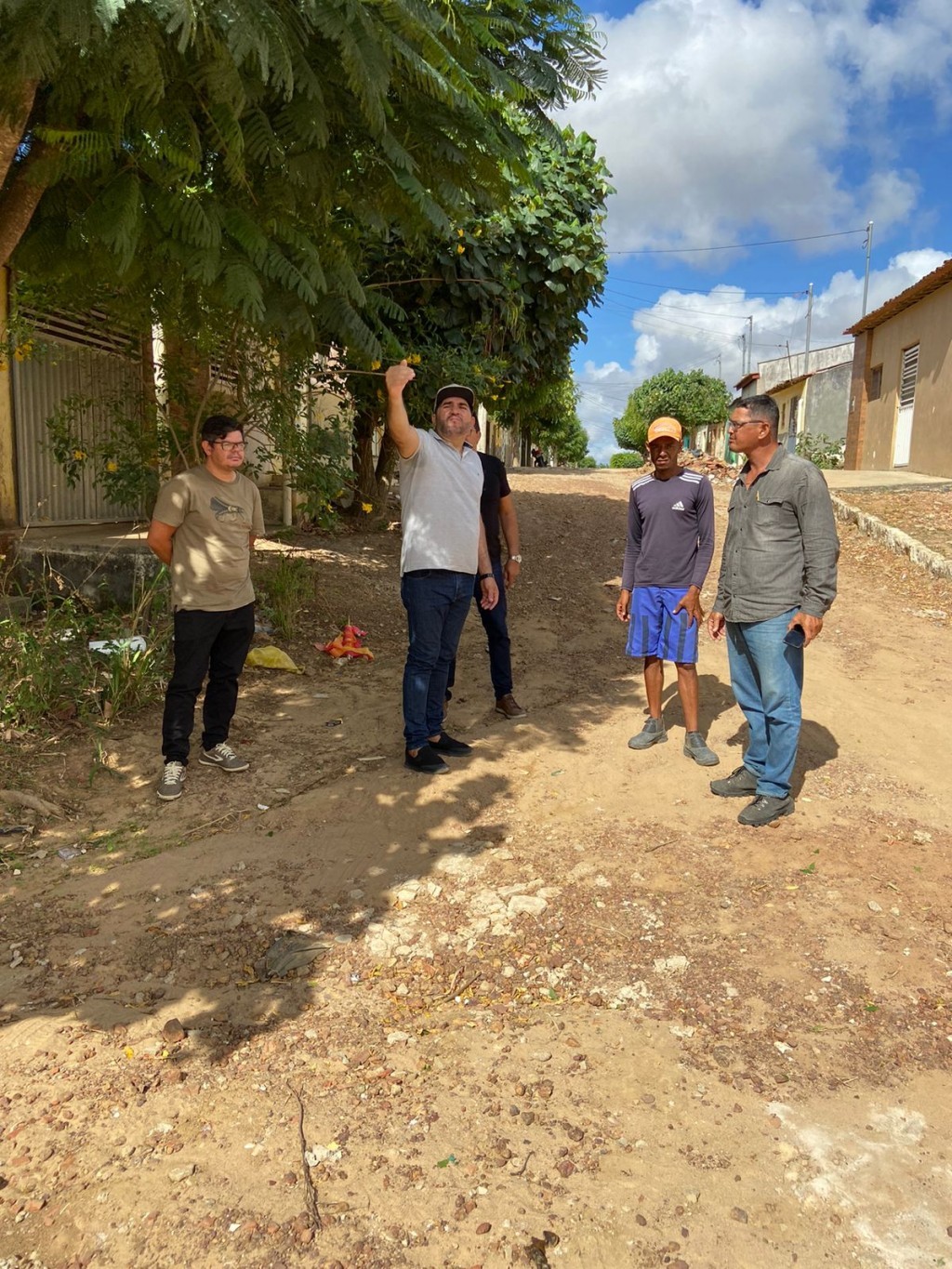 Prefeito Jarson Santos acompanha mais uma obra de pavimentação em paralelepípedo.